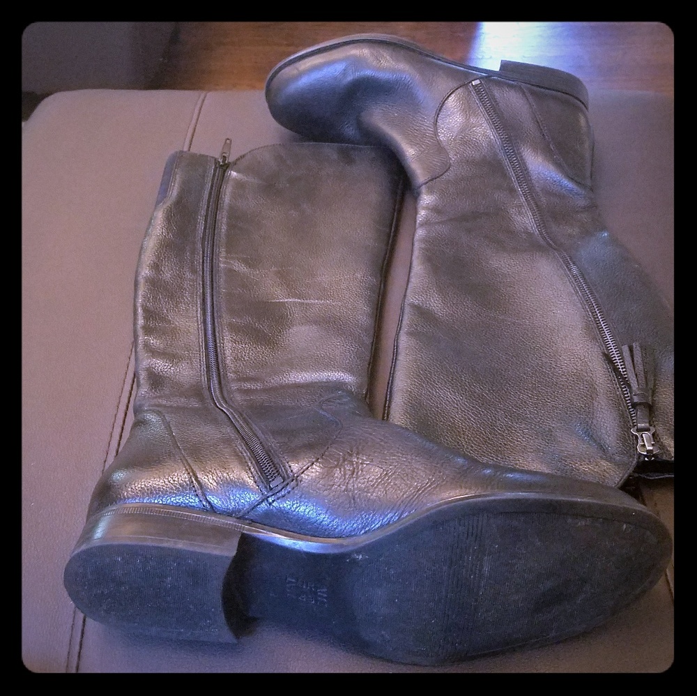 Black Leather Naturalizer Riding Boot.